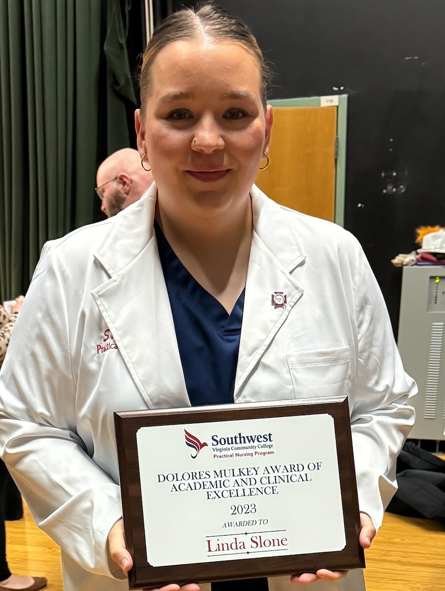 Linda Slone received the 2023 Delores Mulkey Award of Academic and Clinical Excellence.