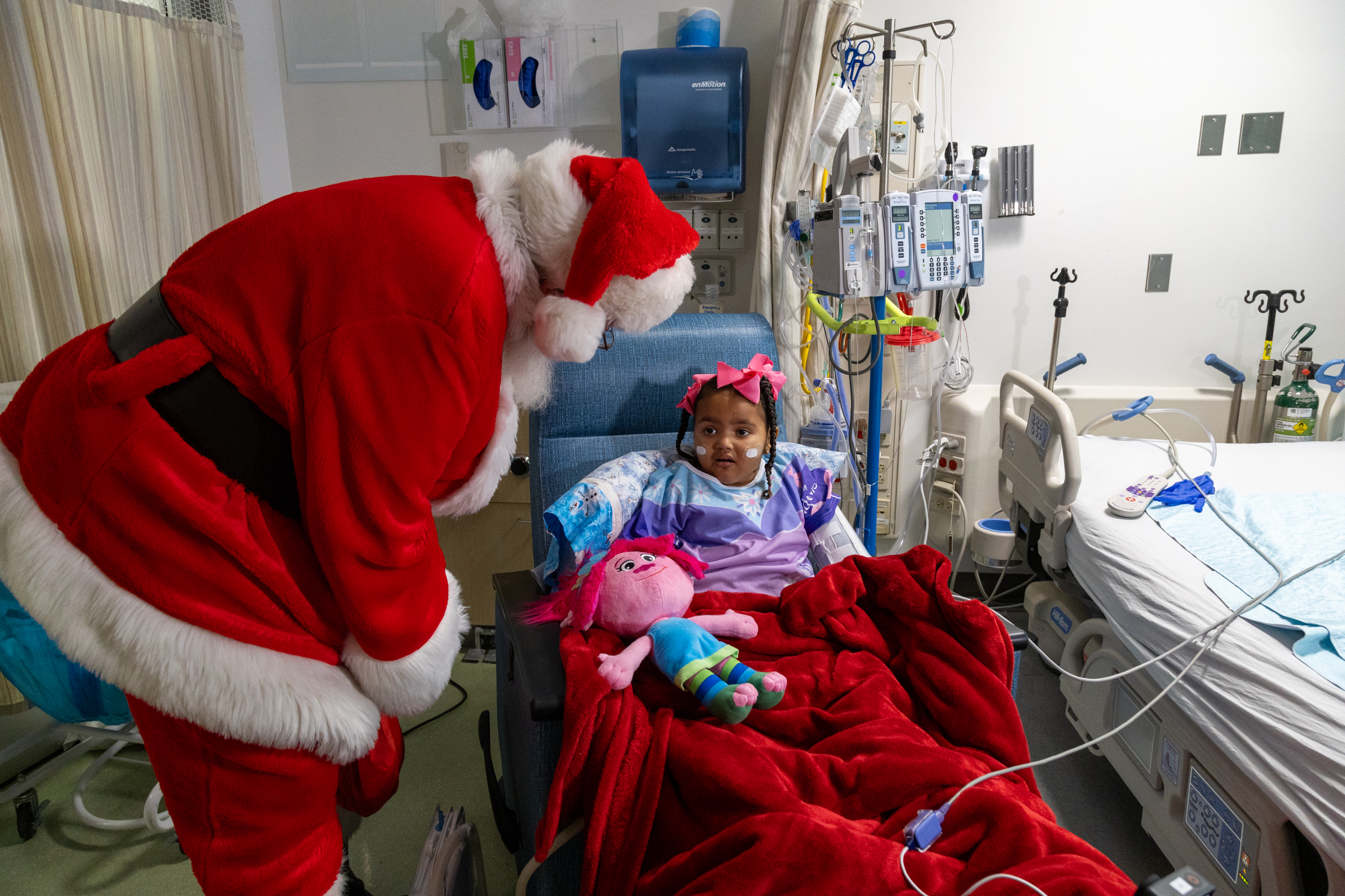 After he reached the ground, Santa returned to the PICU to visit some of our brave little patients