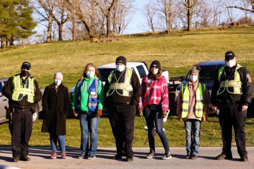 Town o Tazewell Police working with volunteers at the event. 
