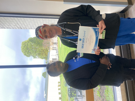 Niya Staples, Western Region Director of Respiratory Therapy presents the Great Catch Award to Chris Looney.