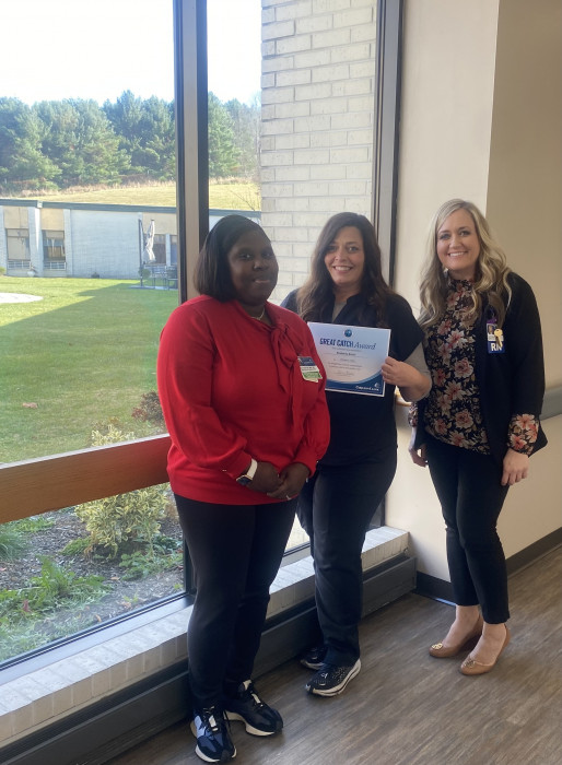 Niya Staples, Western Region Director of Respiratory Therapy  and Alicia Bales, Senior Director present the Great Catch Award to Kim Smith. 
