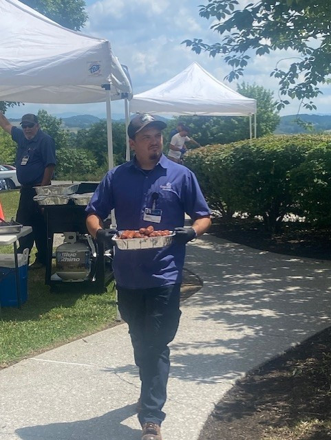 Brining the foods from the grill to the service area