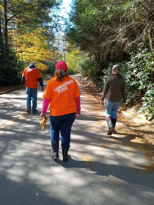 Tracy Ginnings, Judy Sadowski & Dr Bookout walking back to the car after day 1