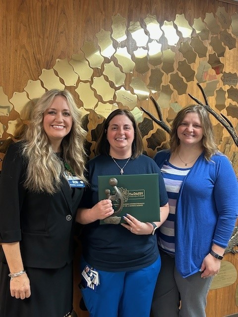 Alicia Bales, Senior Director and Katie Paitsel, ED Unit Director present the DAISY Award to Chelsey Davidson